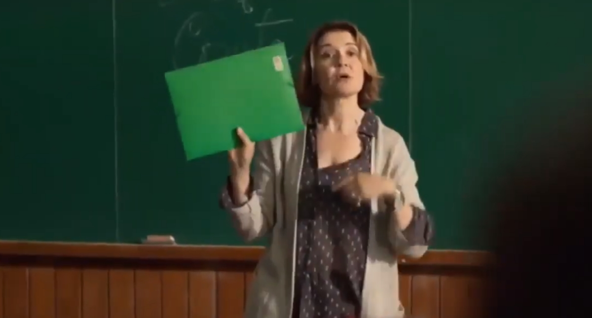 ¿De qué color es la carpeta?