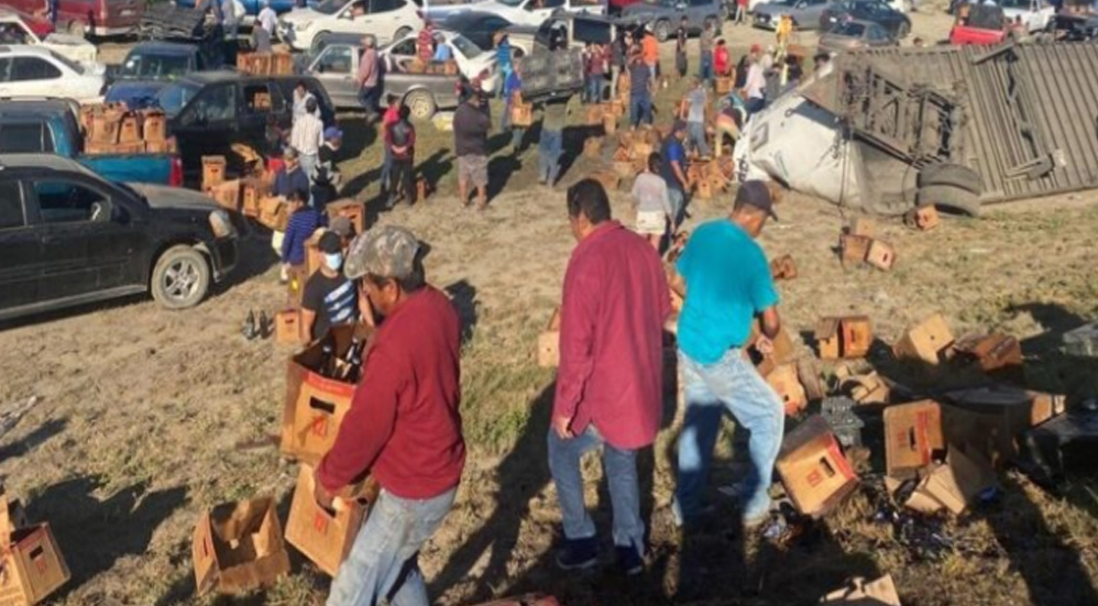 Automovilistas saquean en 30 minutos tráiler con 60 toneladas de cerveza