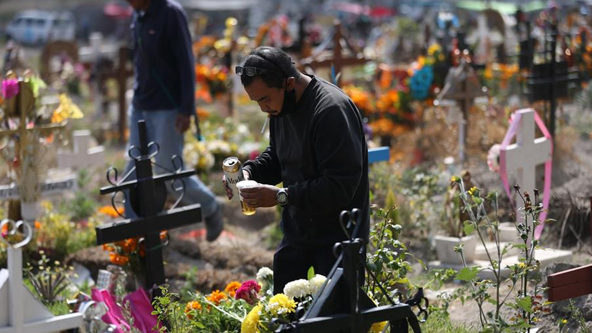 Pobladores de Chalco apuran a limpiar tumbas antes del cierre de panteones en Día de Muertos por COVID-19