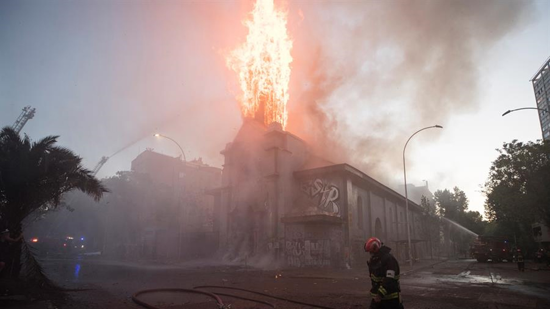 Sacude a Chile primer aniversario de protestas; dos iglesias de Santiago quedaron en llamas