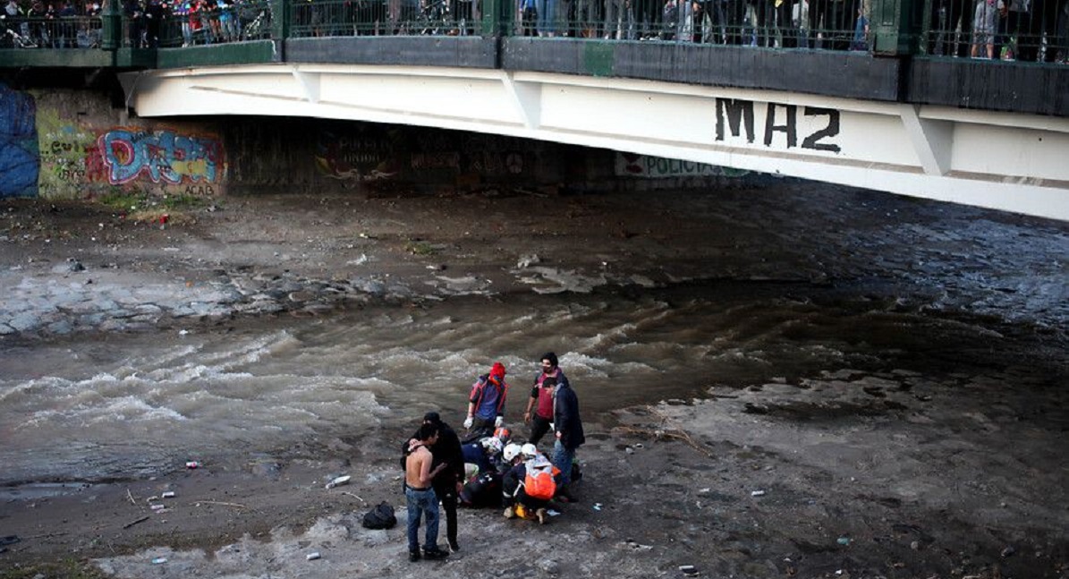 #Video Detienen en Chile a policía que arrojó a menor al río durante manifestación