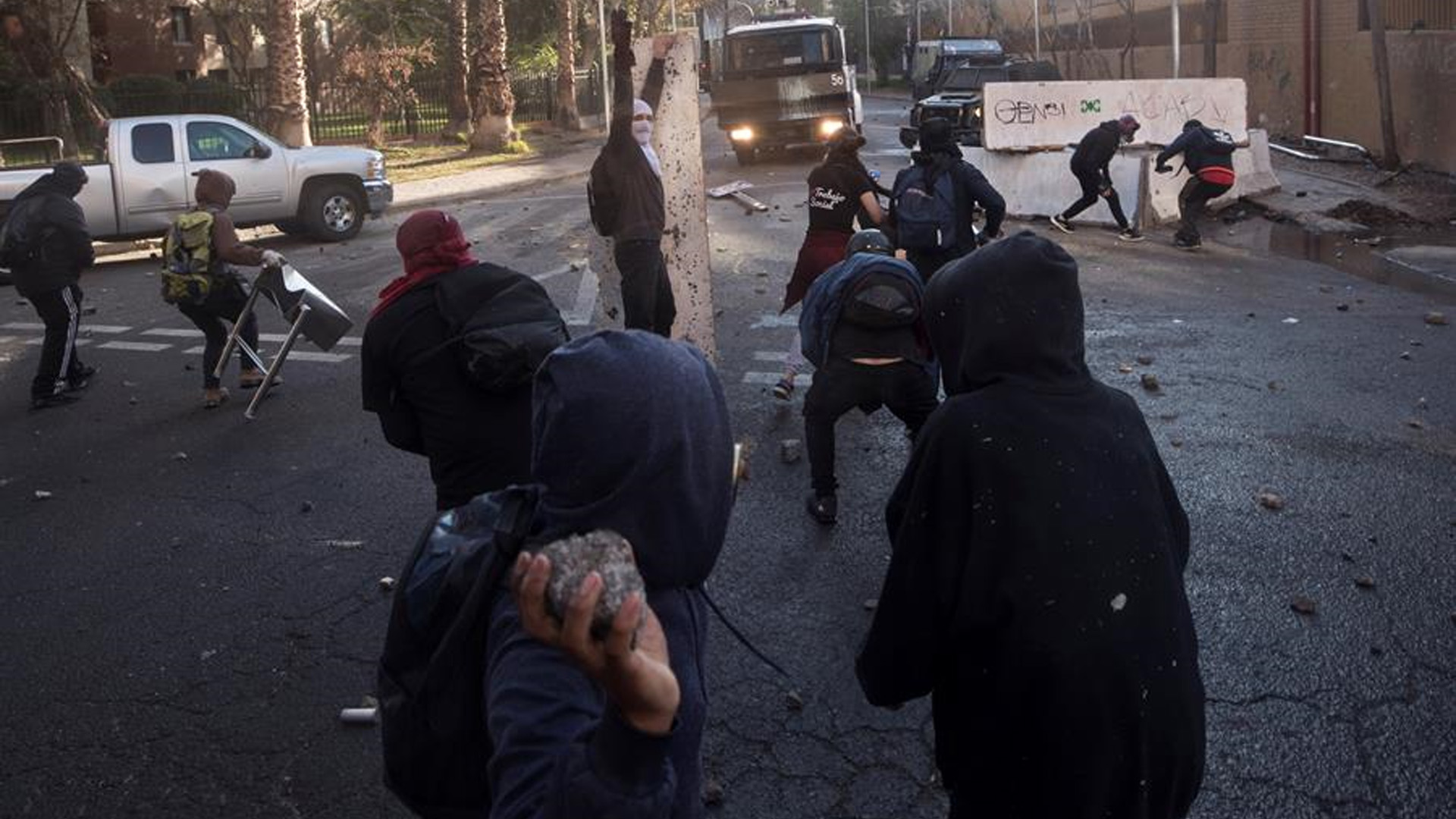 Adolescente que policía aventó a río en Chile durante protesta se reporta estable