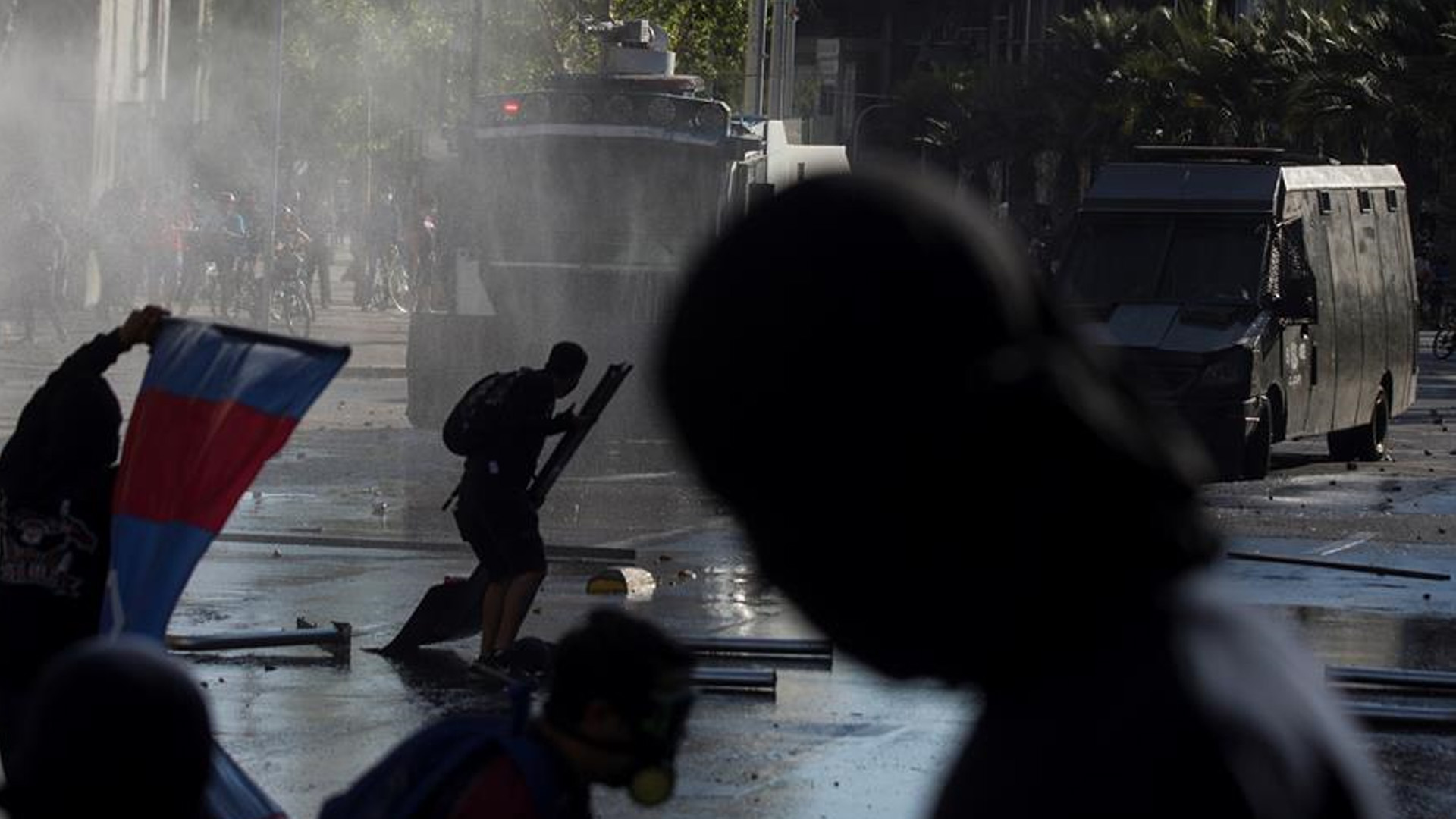 Adolescente que policía aventó a río en Chile durante protesta se reporta estable - chile1