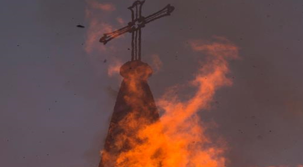 Sacude a Chile primer aniversario de protestas; dos iglesias de Santiago quedaron en llamas - chiledos
