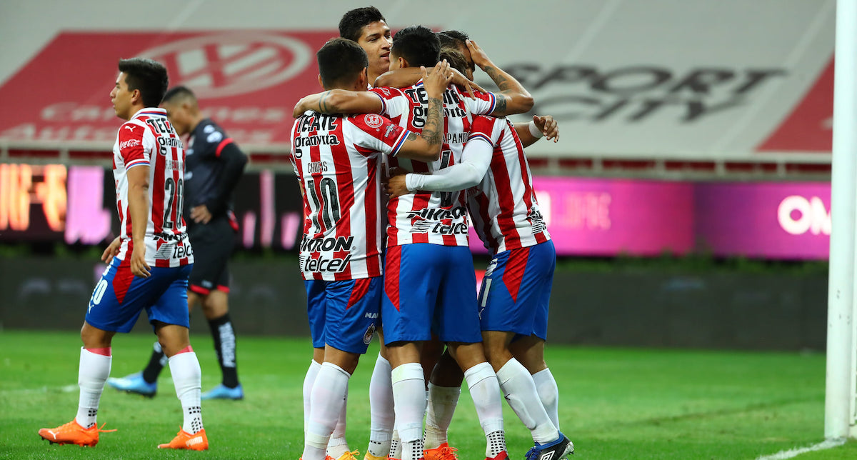 Alexis Peña, ‘Chofis’ López y ‘Gallito’ Vázquez incumplen reglamento y Chivas los ‘congela’ ante Pumas