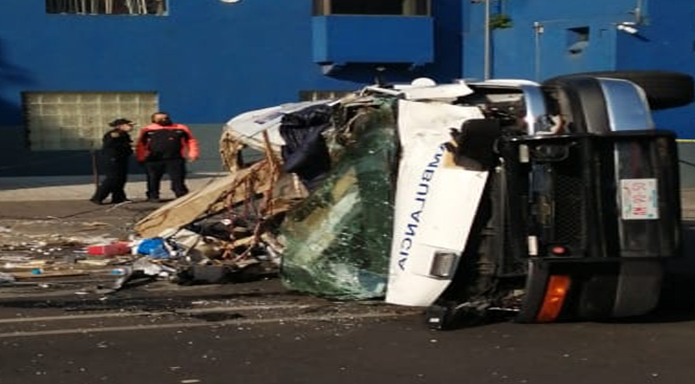 #Video Ambulancia vuelca sobre Eje Central; hay cuatro lesionados