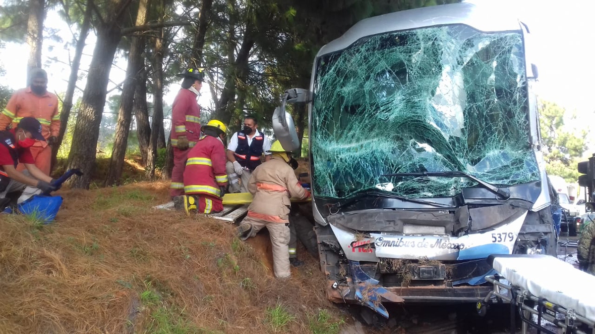 Choque en autopista Siglo XXI de Michoacán deja un muerto y 17 heridos