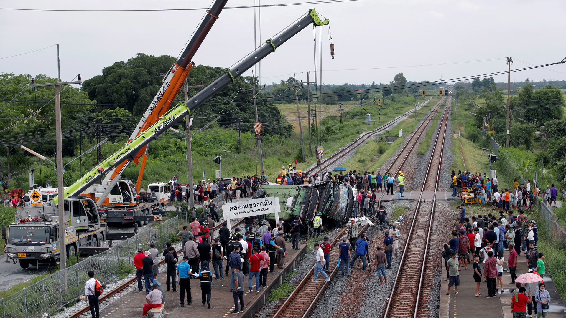 Choque entre tren y autobús en Tailandia deja 18 muertos