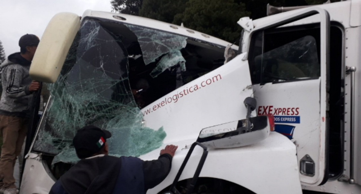 Choque entre tráiler y autobús en la Naucalpan-Toluca deja al menos 18 lesionados