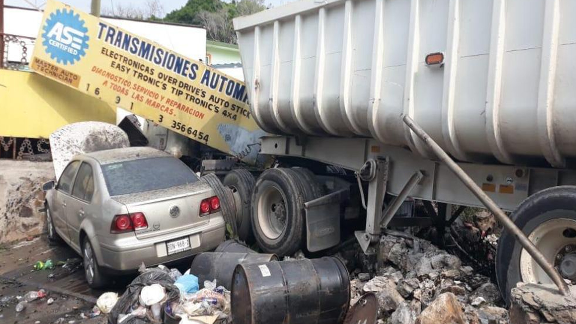 Camión choca contra autos y una casa en Morelos; hay un muerto