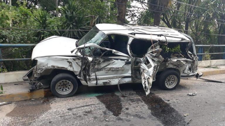Camión choca contra autos y una casa en Morelos; hay un muerto - choquemorelos2
