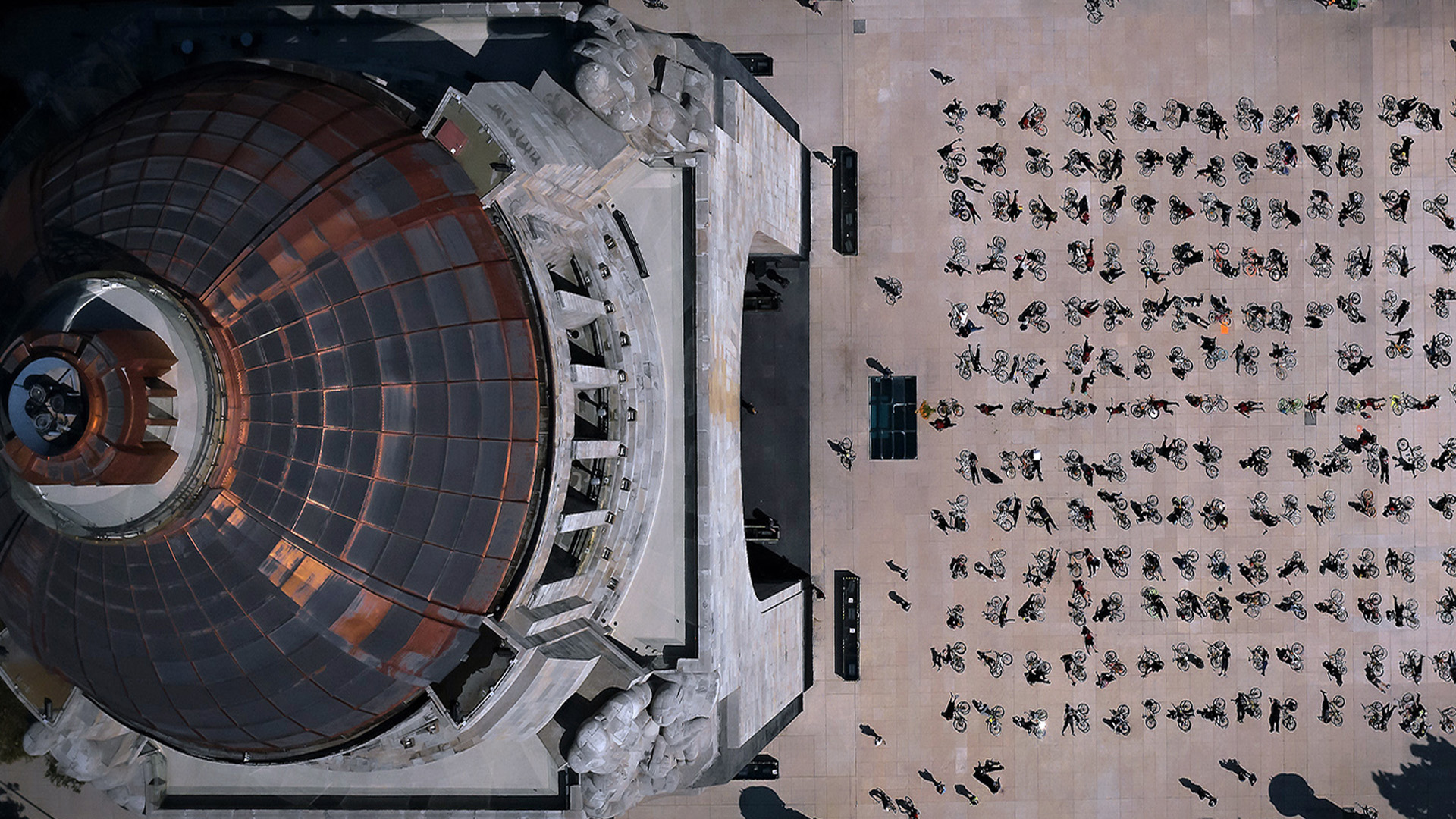 #Fotos Realizan ‘performance’ en el Monumento a la Revolución en homenaje a ciclistas muertos en accidentes viales