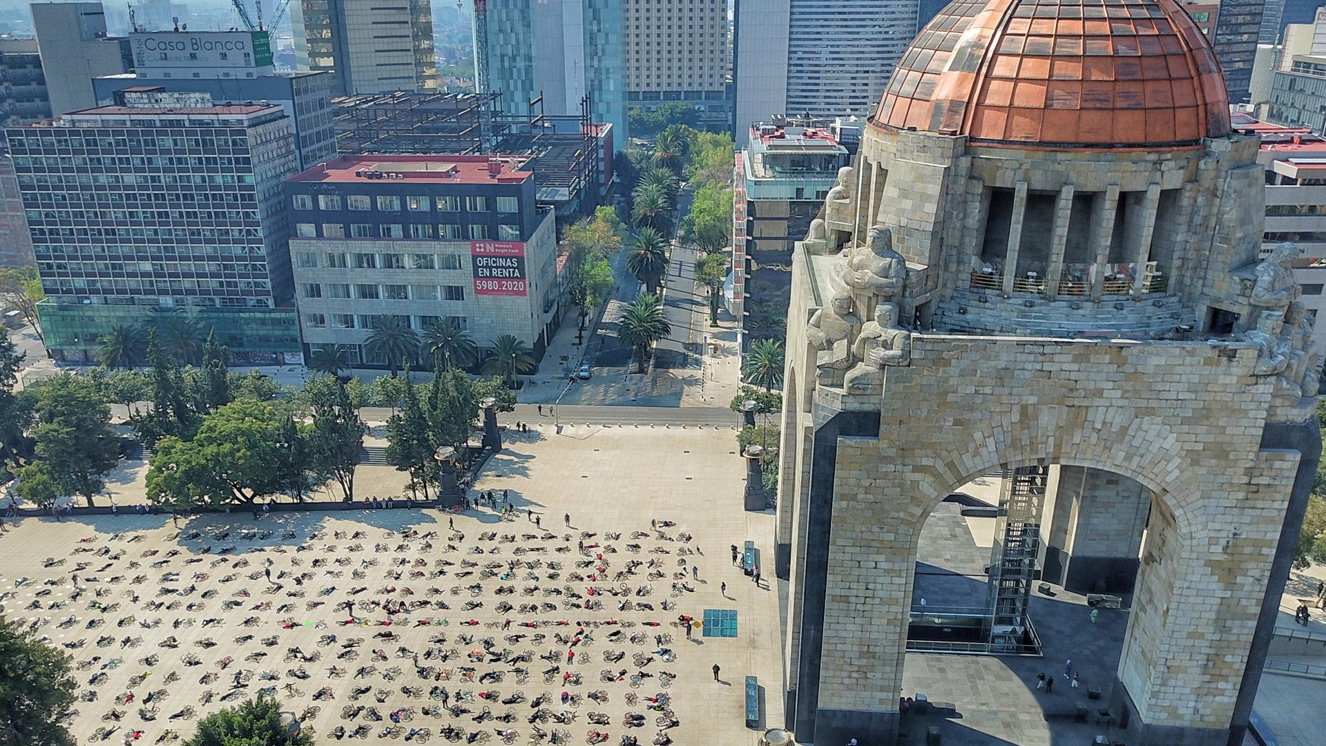 #Fotos Realizan 'performance' en el Monumento a la Revolución en homenaje a ciclistas muertos en accidentes viales - ciclistas-luto3