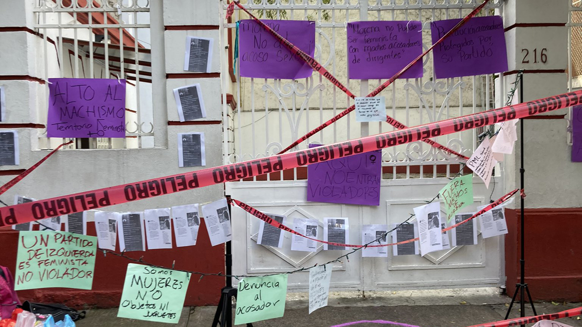 Chocan simpatizantes de Muñoz Ledo y feministas en sede de Morena