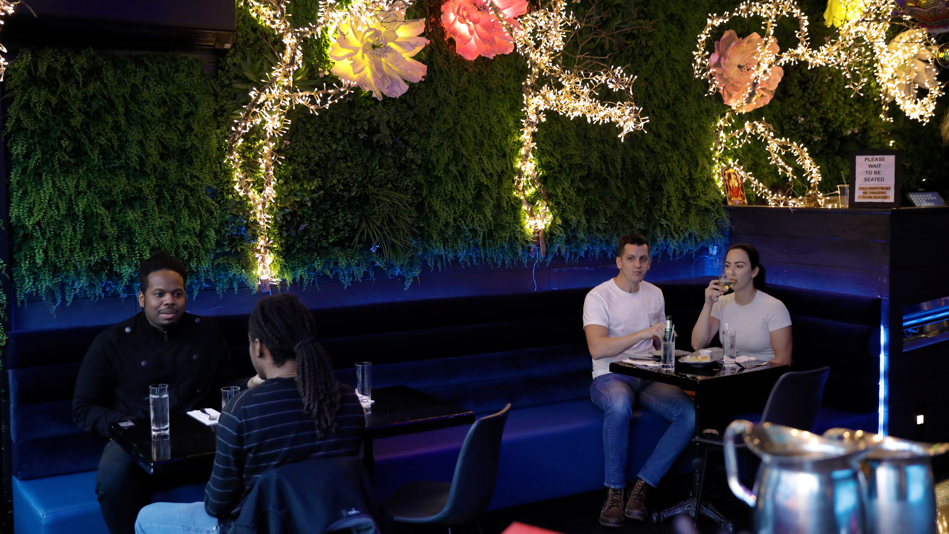 La mitad de los restaurantes de Nueva York podría cerrar por pandemia de COVID-19 - comensales-en-restaurante-de-ny