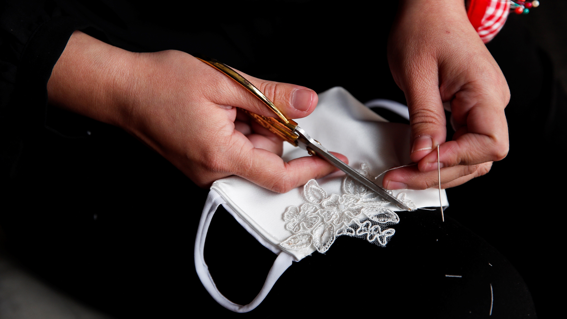 Cubrebocas de seda, la nueva moda para bodas en pandemia - confeccion-de-cubrebocas-que-haga-juego-con-vestido-de-novia