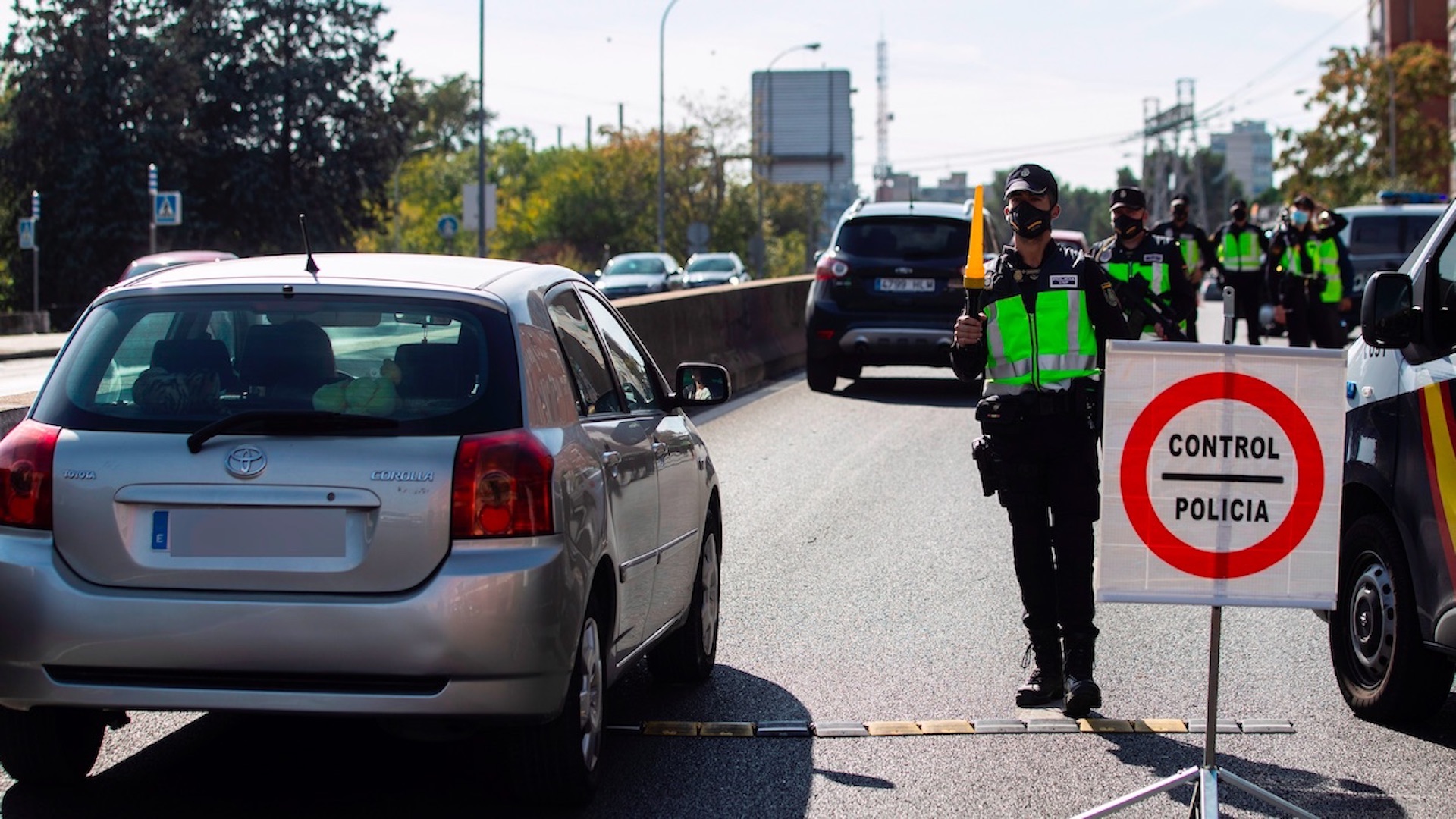 Activan controles policíacos en Madrid tras entrada en vigor de estado de alarma por pandemia de COVID-19