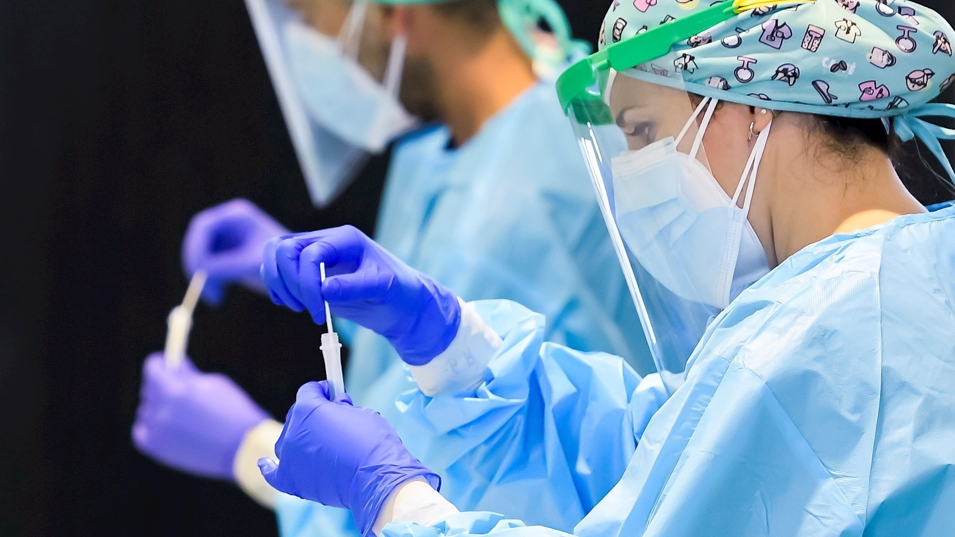 Continúa aumento de contagios de COVID-19 a ritmo récord en Europa; autoridades evalúan endurecer medidas