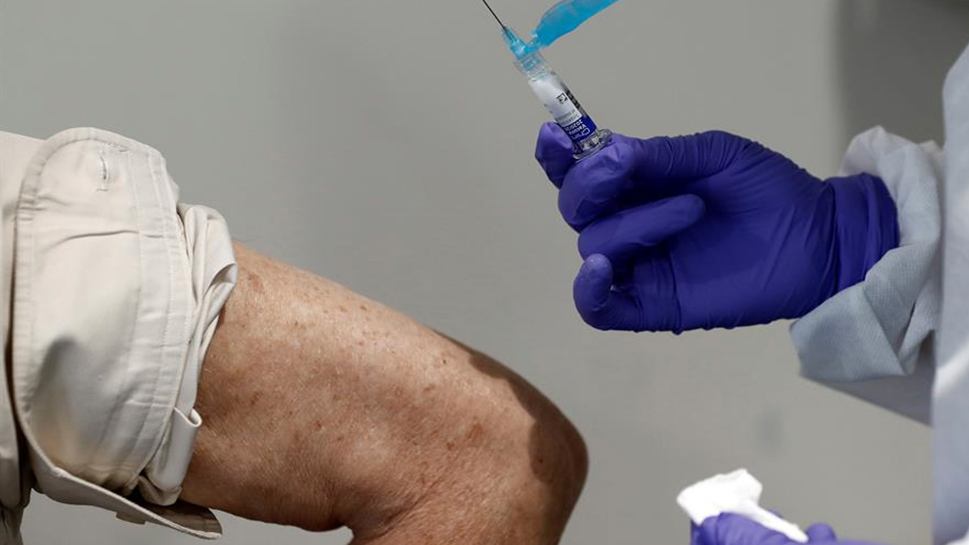 Anticuerpos en sangre y saliva en enfermos de COVID-19 podría durar al menos tres meses