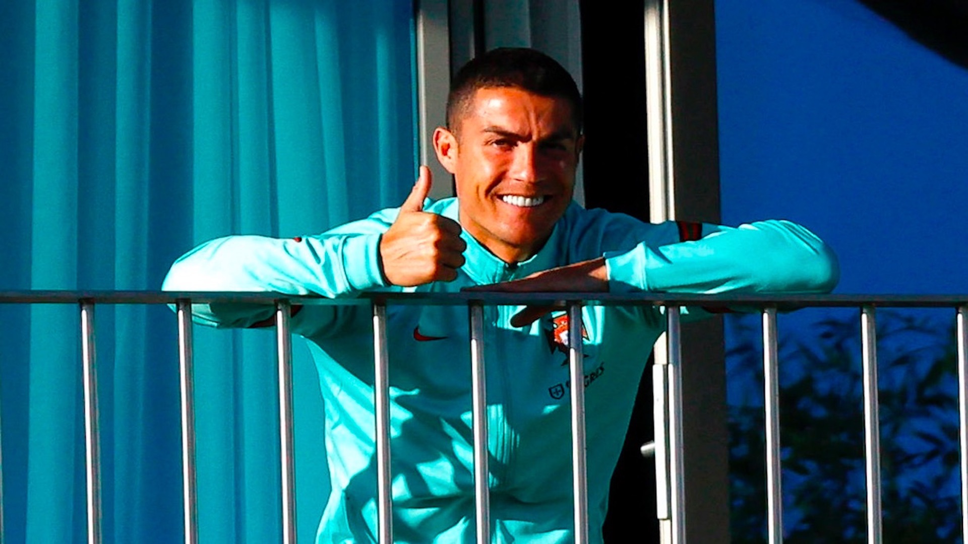 Cristiano Ronaldo sigue entrenamiento de la Selección de Portugal desde la terraza de su habitación