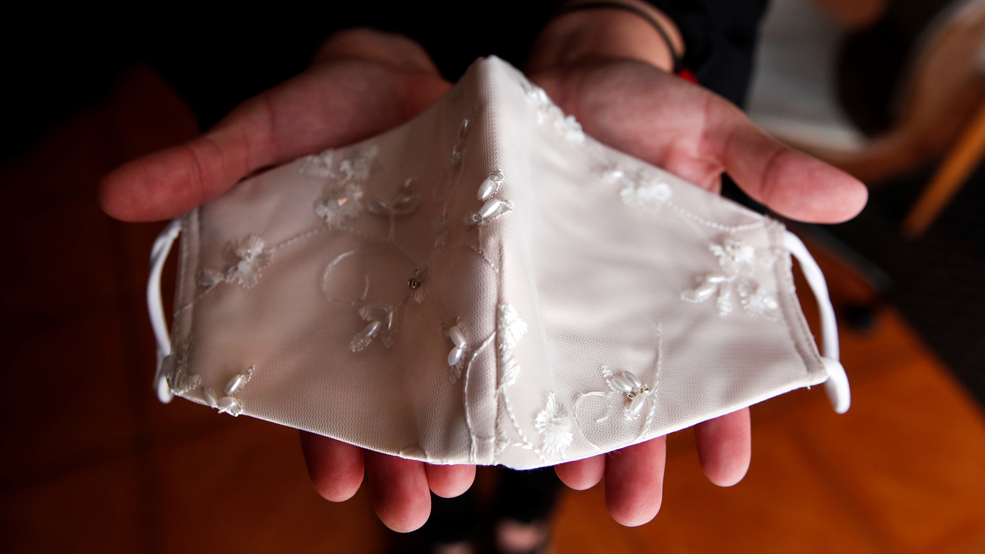 Parejas en México, las que más se adaptan para celebrar bodas en pandemia - cubrebocas-para-novias