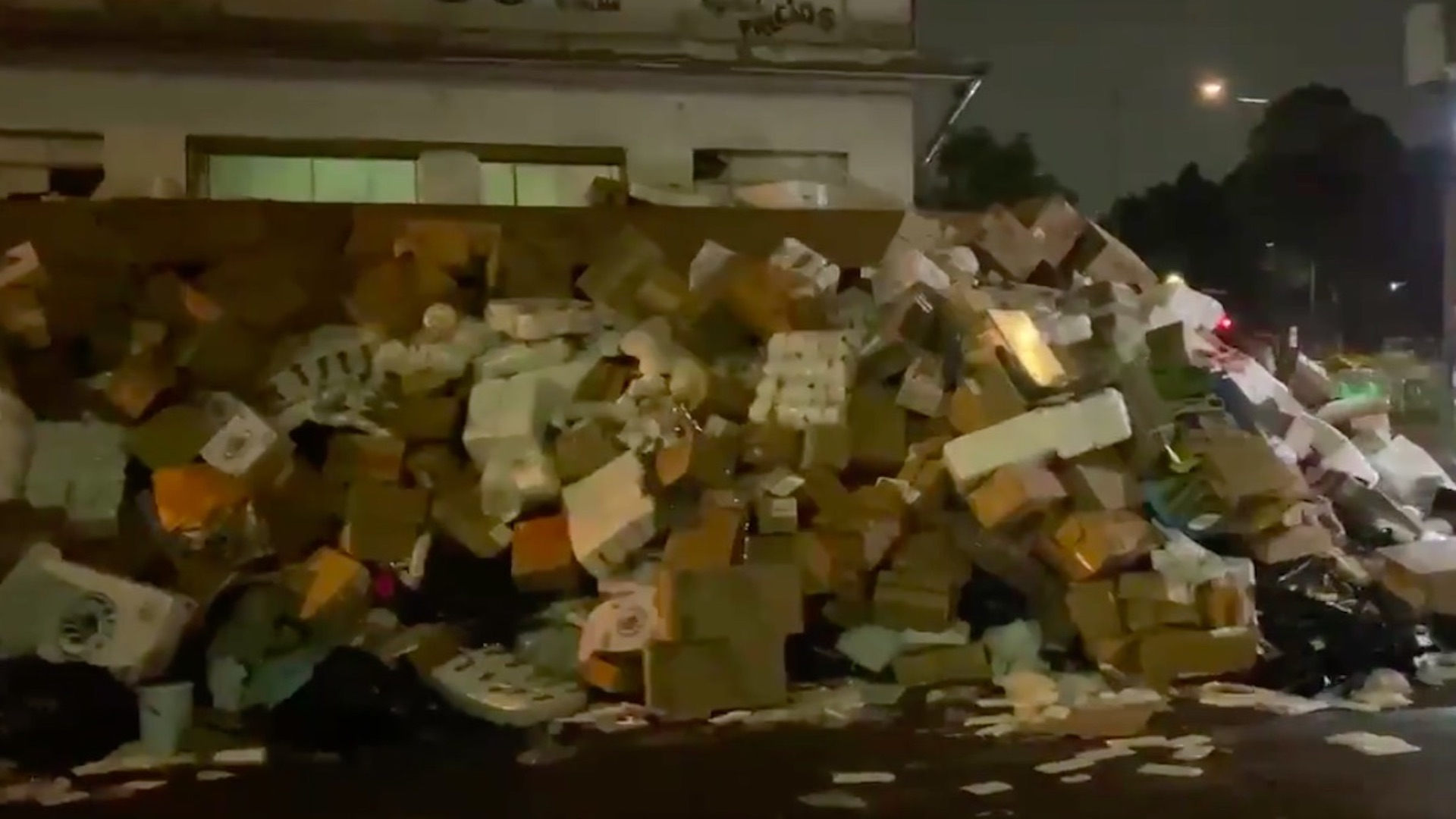 #Video Desalojan dulcerías en La Merced; dejan montañas de dulces y materias primas en banquetas