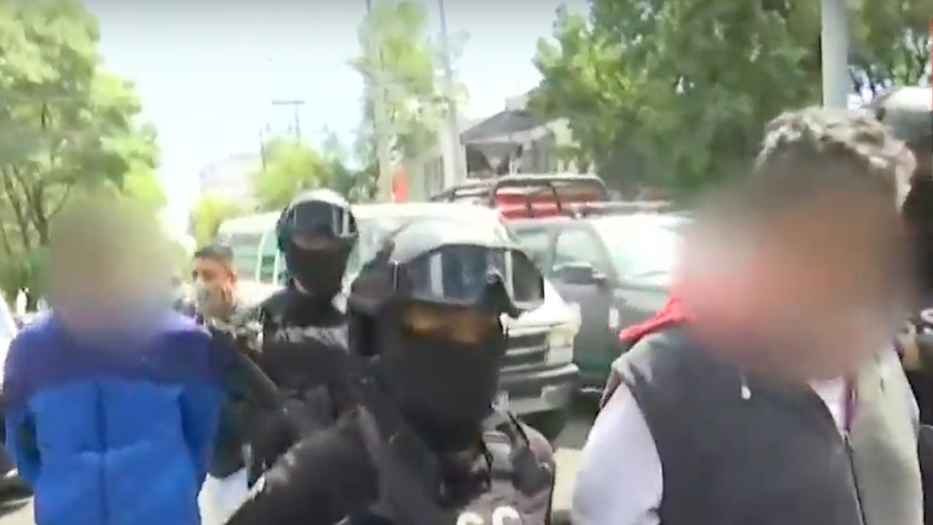#Video Trasladan a Fiscalía a detenidos señalados por abandonar 27 bolsas con medicamentos oncológicos en Azcapotzalco
