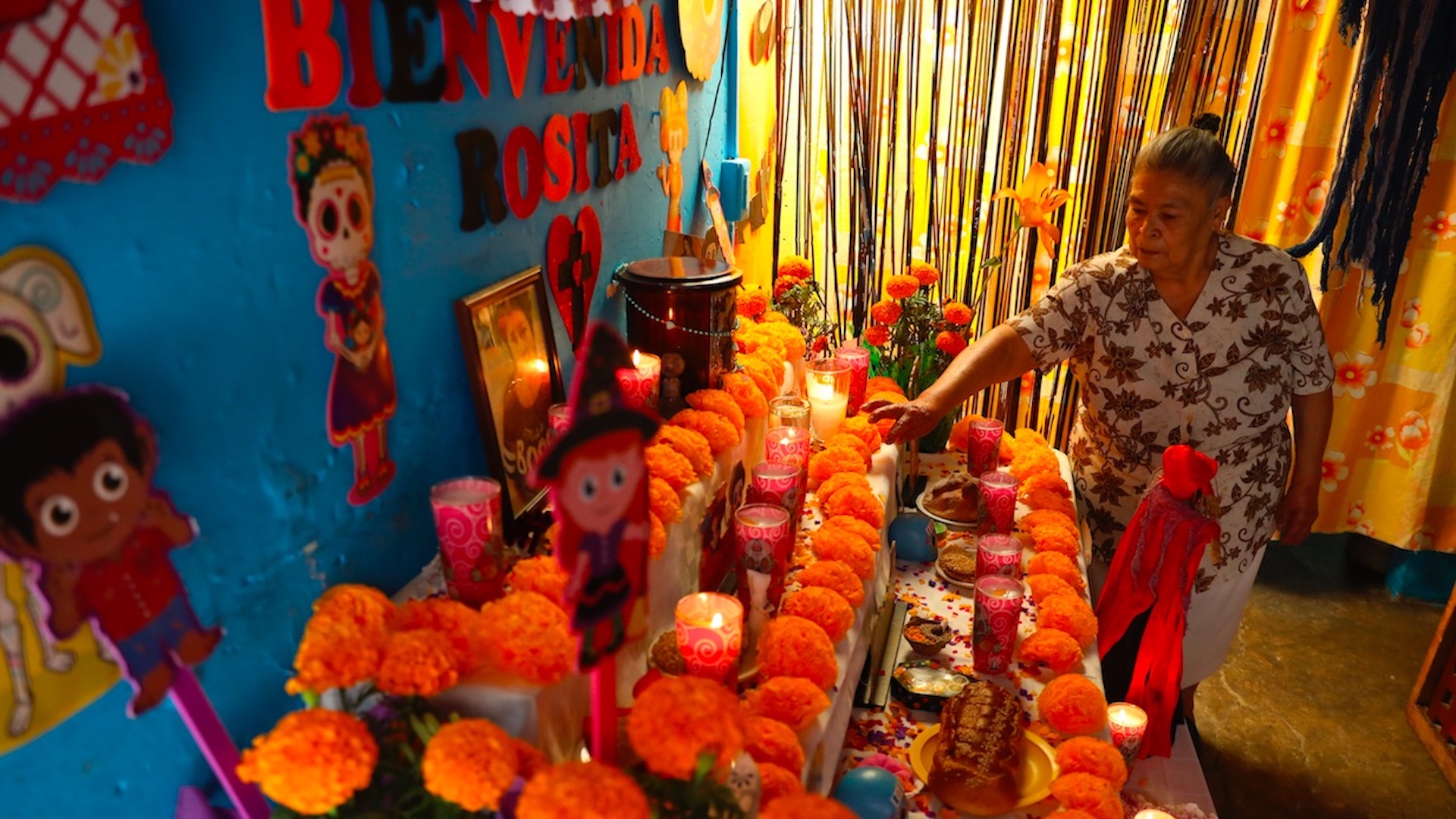 México celebra un Día de Muertos atípico con panteones cerrados por pandemia