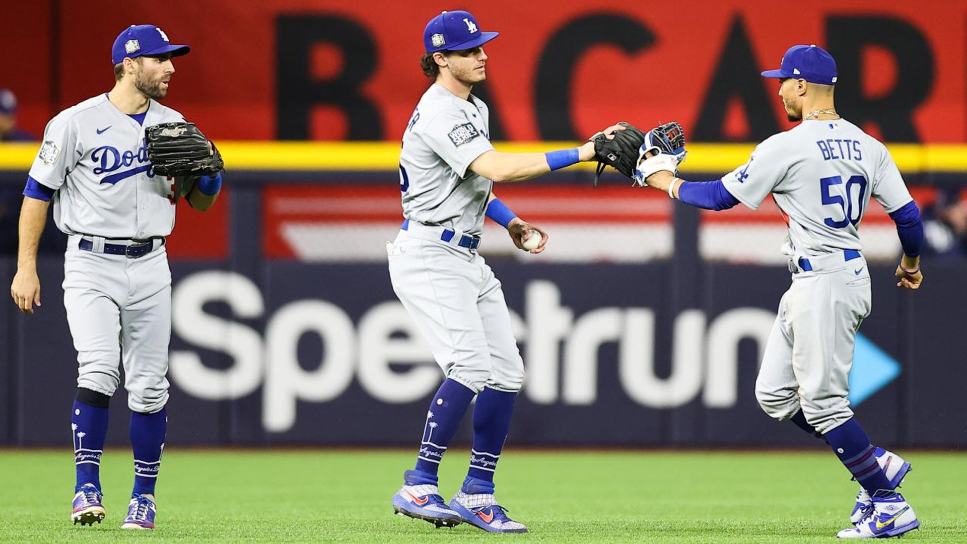Dodgers toman ventaja sobre Rays 2-1 en el Clásico de Otoño; el abridor Walker Buehler ponchó a 10 bateadores