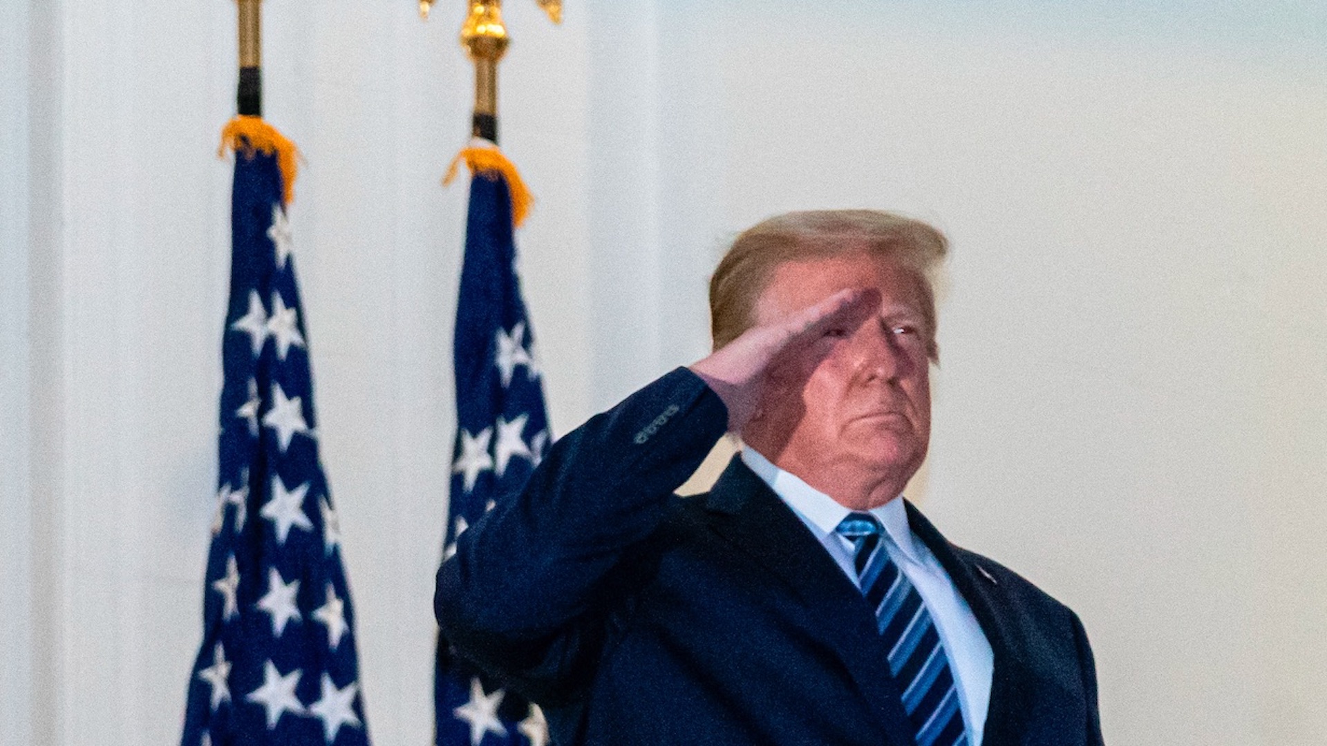 Donald Trump ya no muestra síntomas de COVID-19, asegura su médico