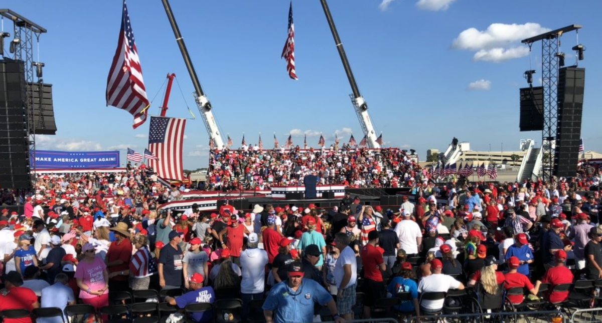Donald Trump, negativo a COVID-19; viaja sin cubrebocas a Florida para su primer mitin de campaña