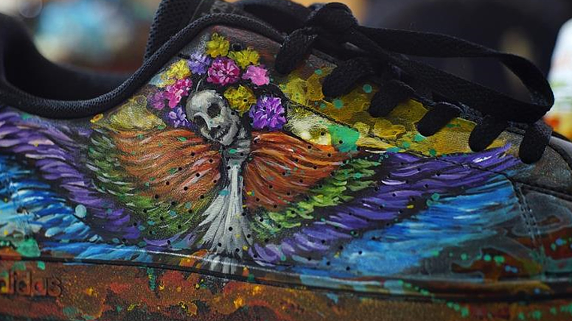 Pintora en Oaxaca se reinventa dibujando tenis para el Día de Muertos - dorisarellano-pintora2-1