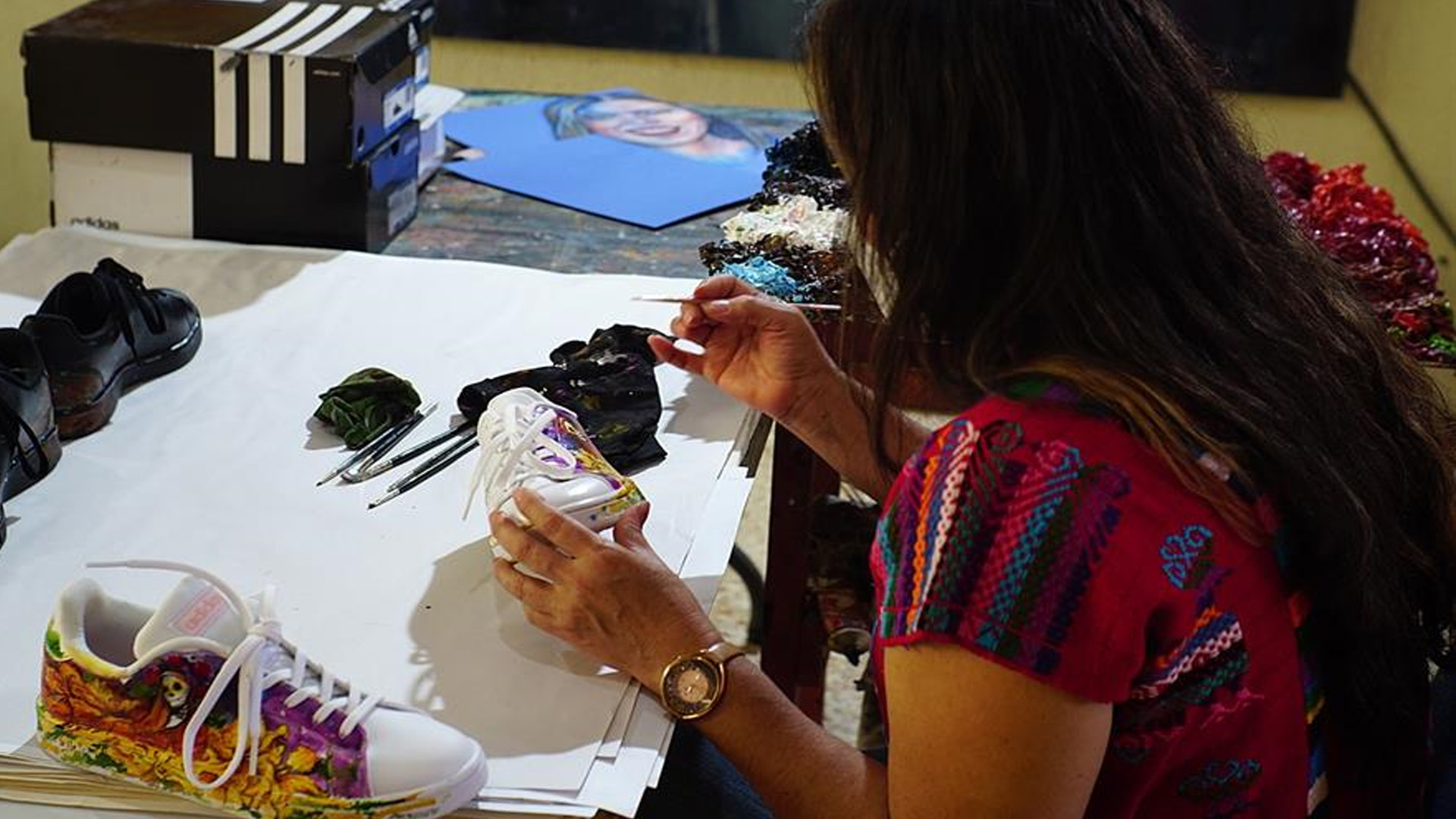 Pintora en Oaxaca se reinventa dibujando tenis para el Día de Muertos - dorisarellano-pintora3