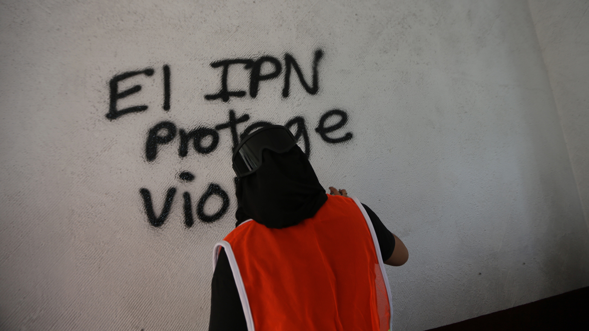 Condena IPN destrozos en CECyT 4 causados por encapuchadas - el-ipn-protege-violadores-fue-una-de-las-consignas-que-encapuchadas-pintaron-al-interior-del-cecyt-4