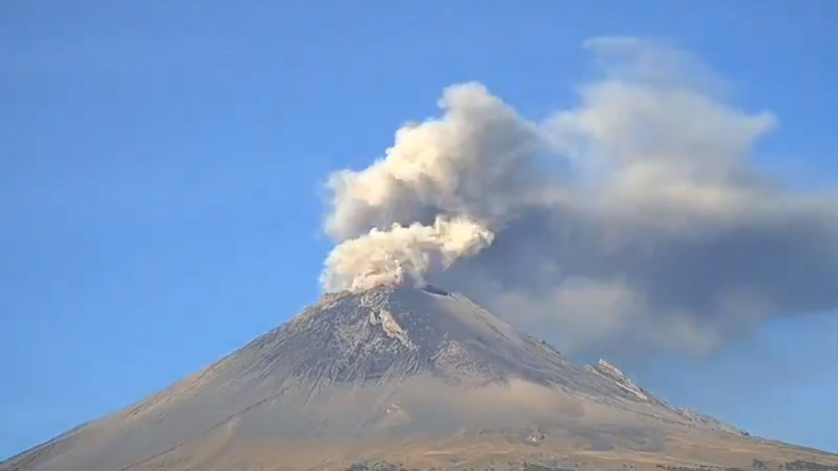 #Video Emisiones del Popocatépetl elevan columnas de hasta 700 m