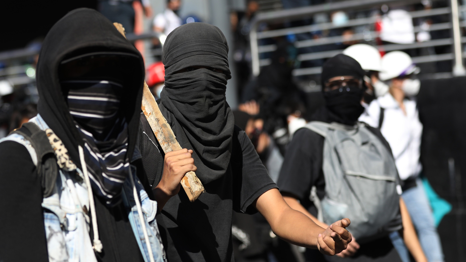 Seis heridos en CDMX durante marcha por el 2 de octubre - encapuchados-durante-marcha-sobre-eje-central-cdmx