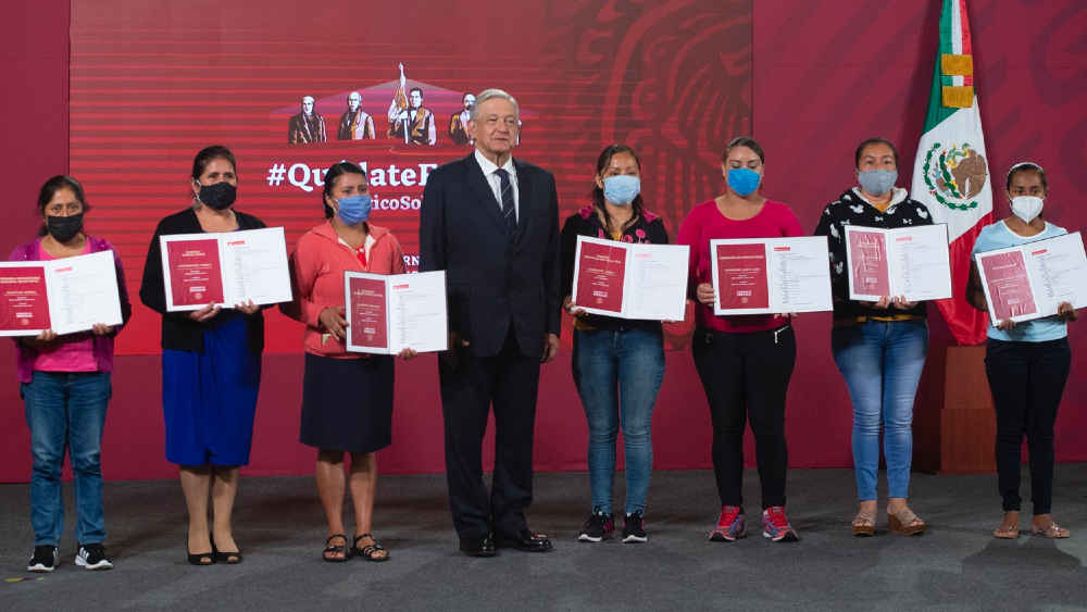 Entrega AMLO premios a escuelas por rifa equivalente al valor del Avión Presidencial