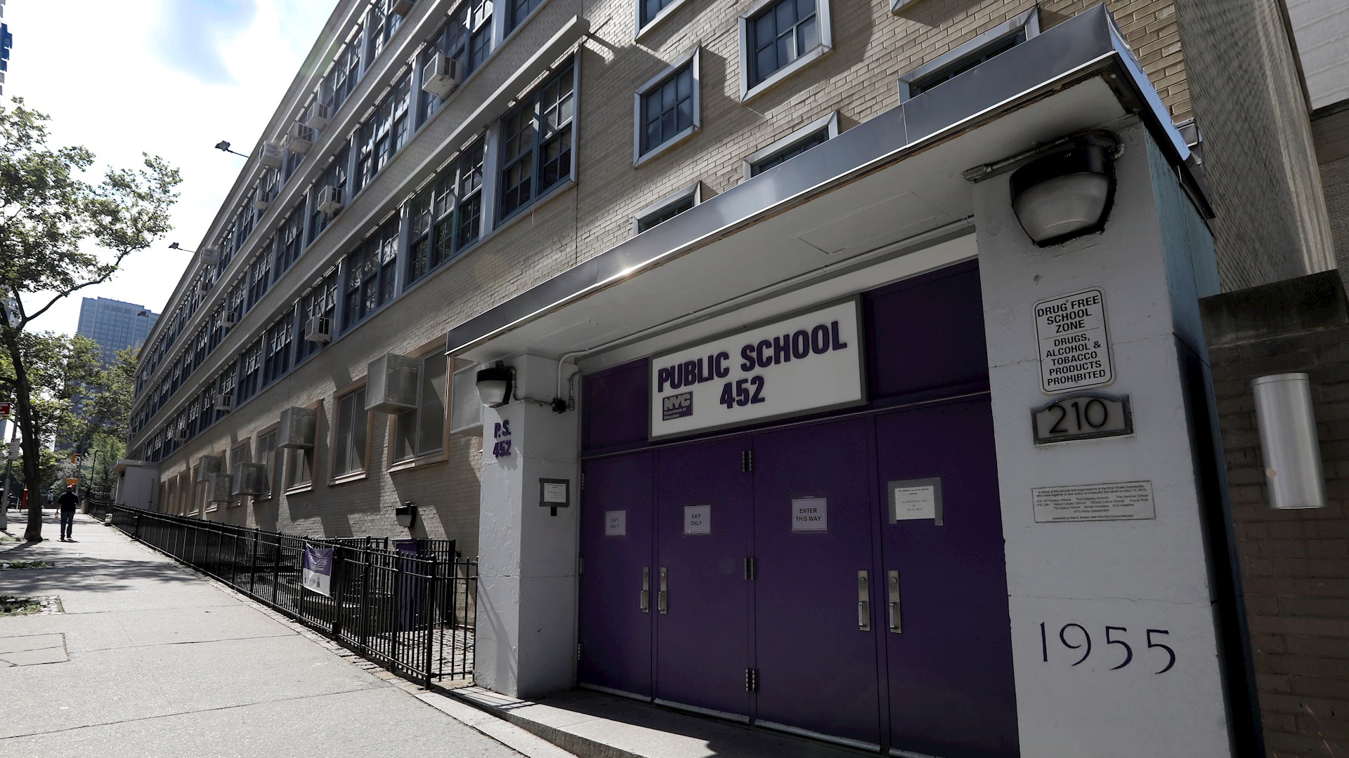 Nueva York cerrará escuelas en zonas con brotes de COVID-19