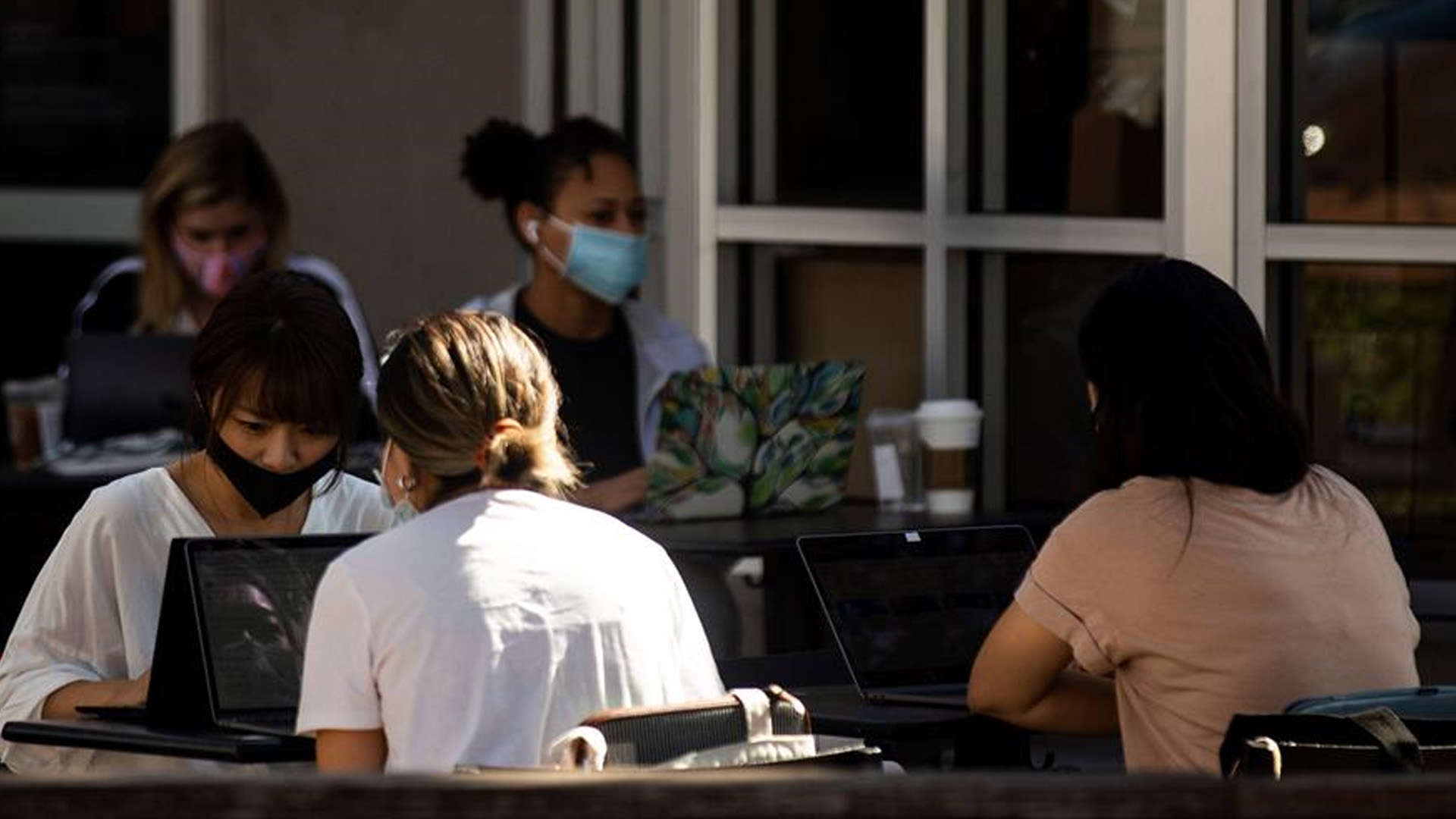 Condado de Los Ángeles ordena toque de queda ante aumento de casos de COVID-19 Condado de Los Ángeles ordena toque de queda ante aumento de casos de COVID-19