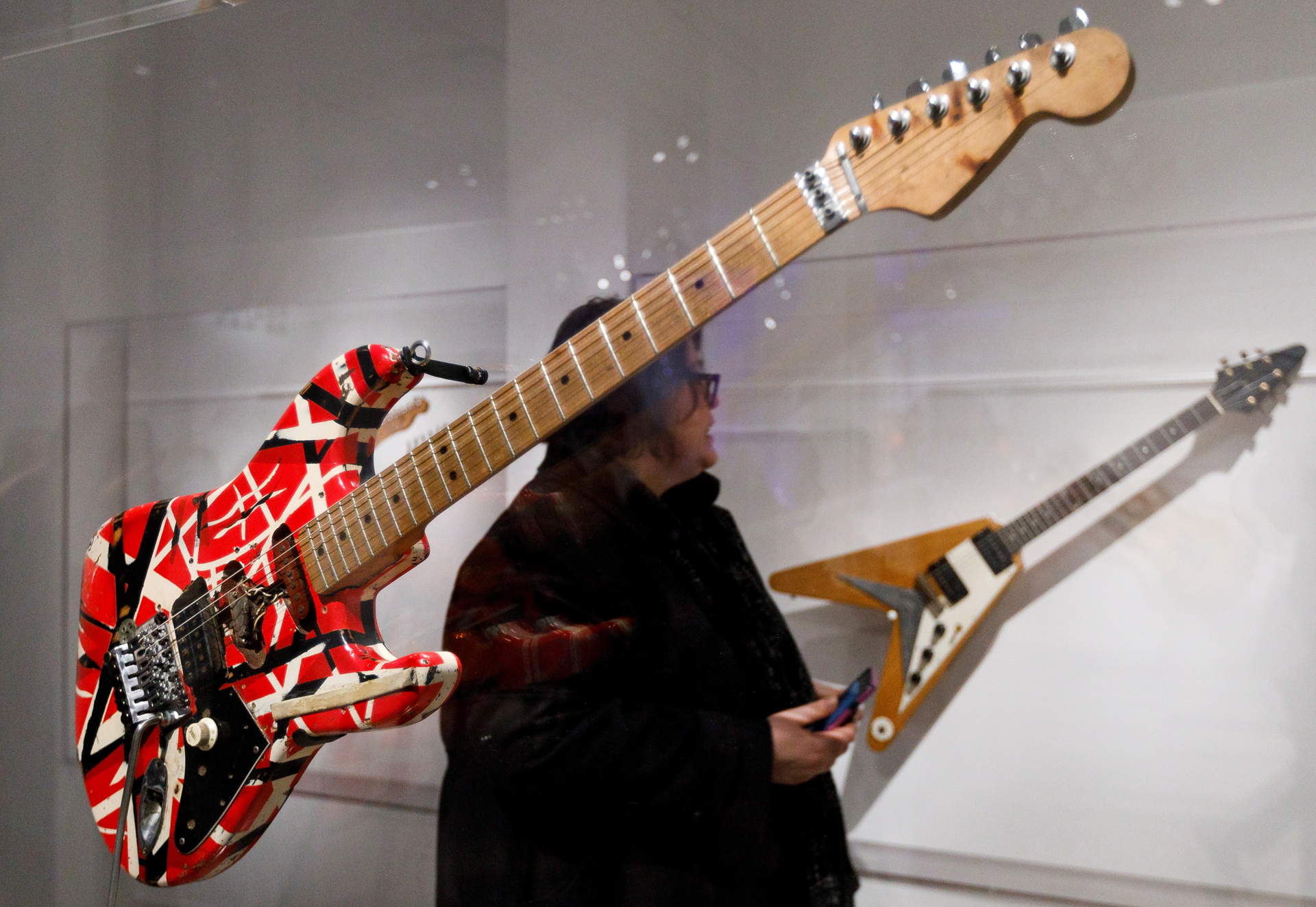 Murió el legendario guitarrista Eddie Van Halen a los 65 años - exhibicion-de-la-guitarra-frankenstien-de-eddie-van-halen