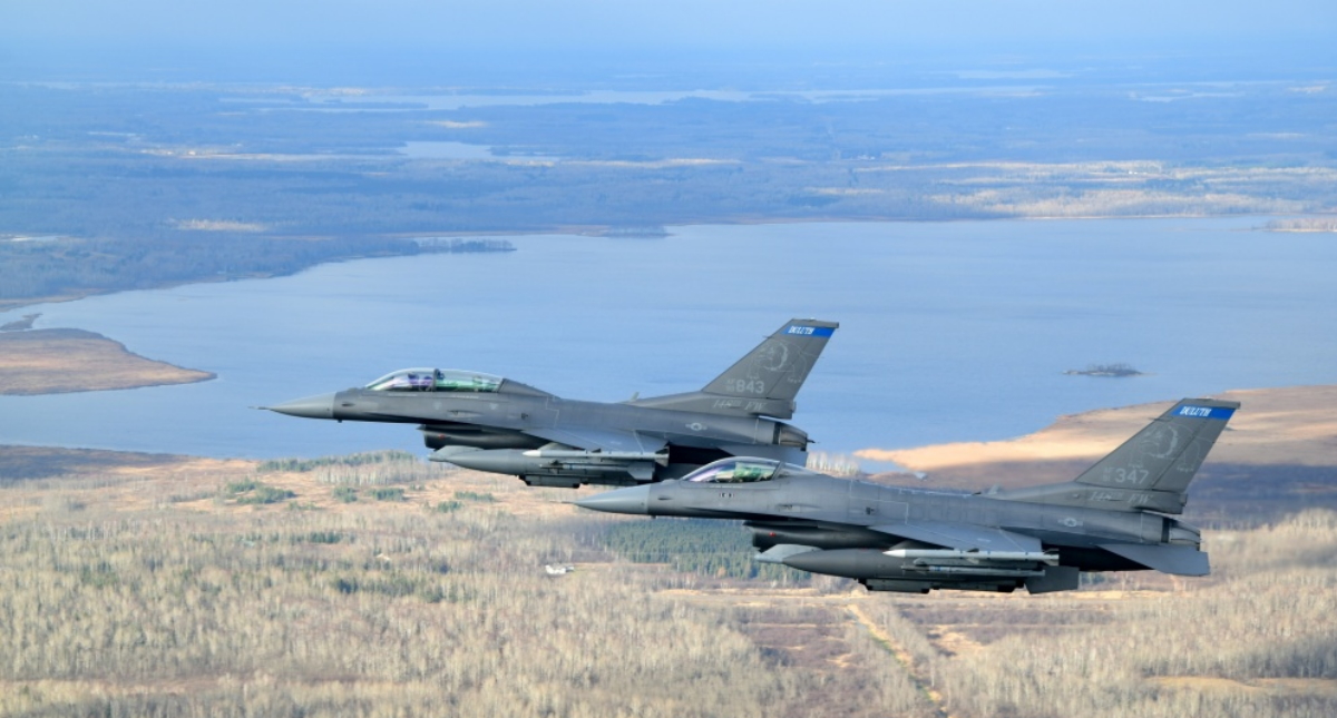 #Video Avión de combate lanza bengalas a aeronave civil por violar espacio aéreo durante mitin de Trump - f-16-falcon