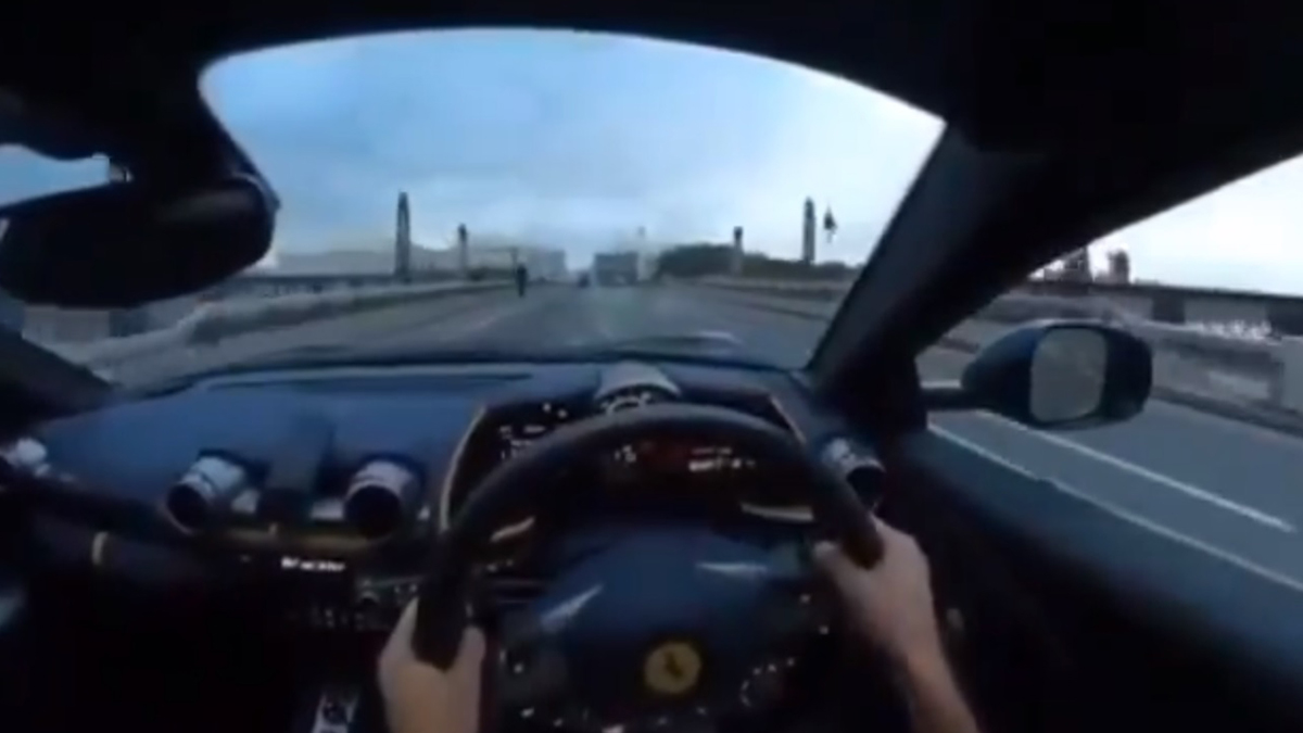 #Video Hombre choca Ferrari en puente de Londres