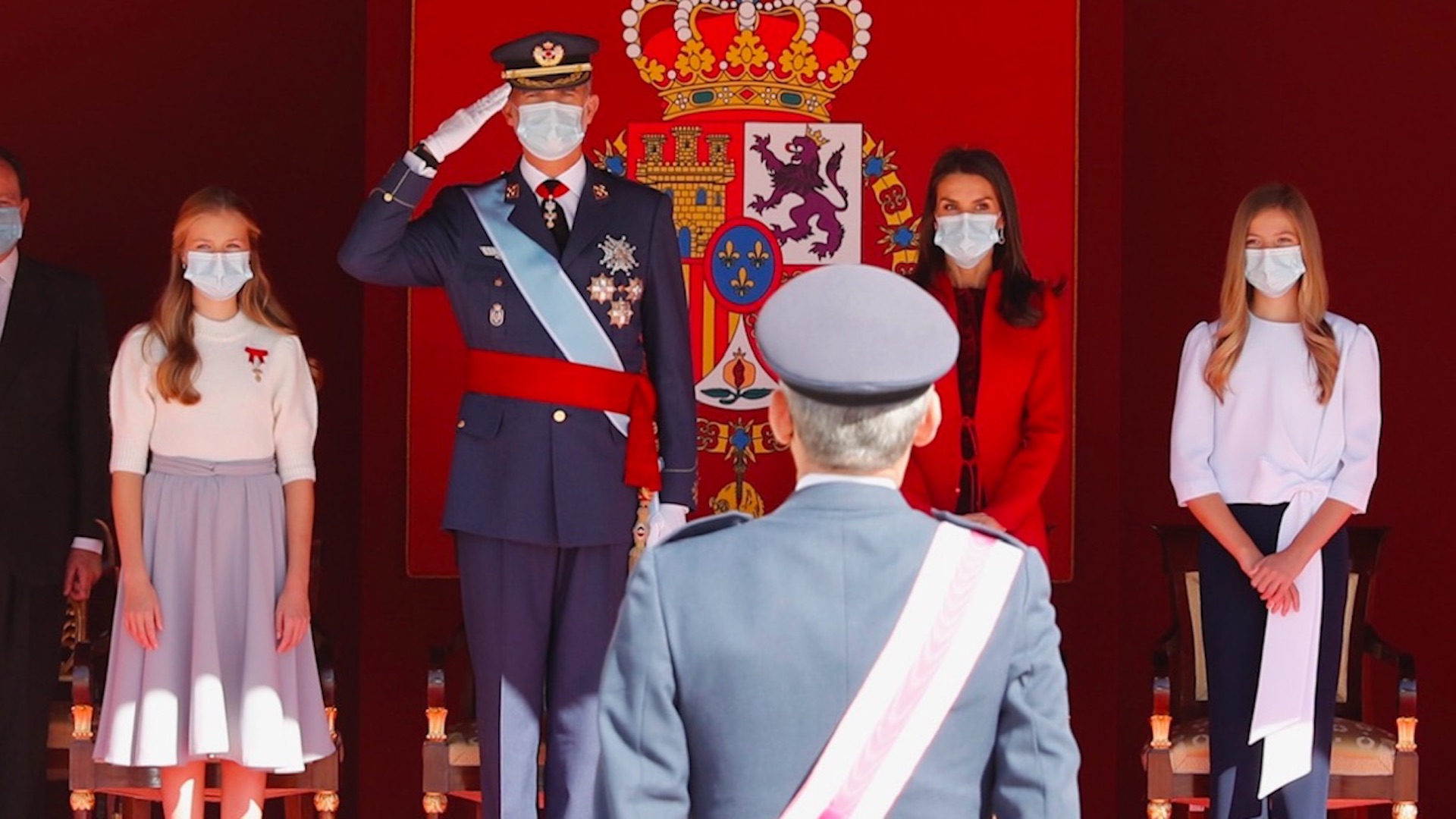 España homenajea a quienes luchan contra el COVID-19 durante celebración de fiesta nacional
