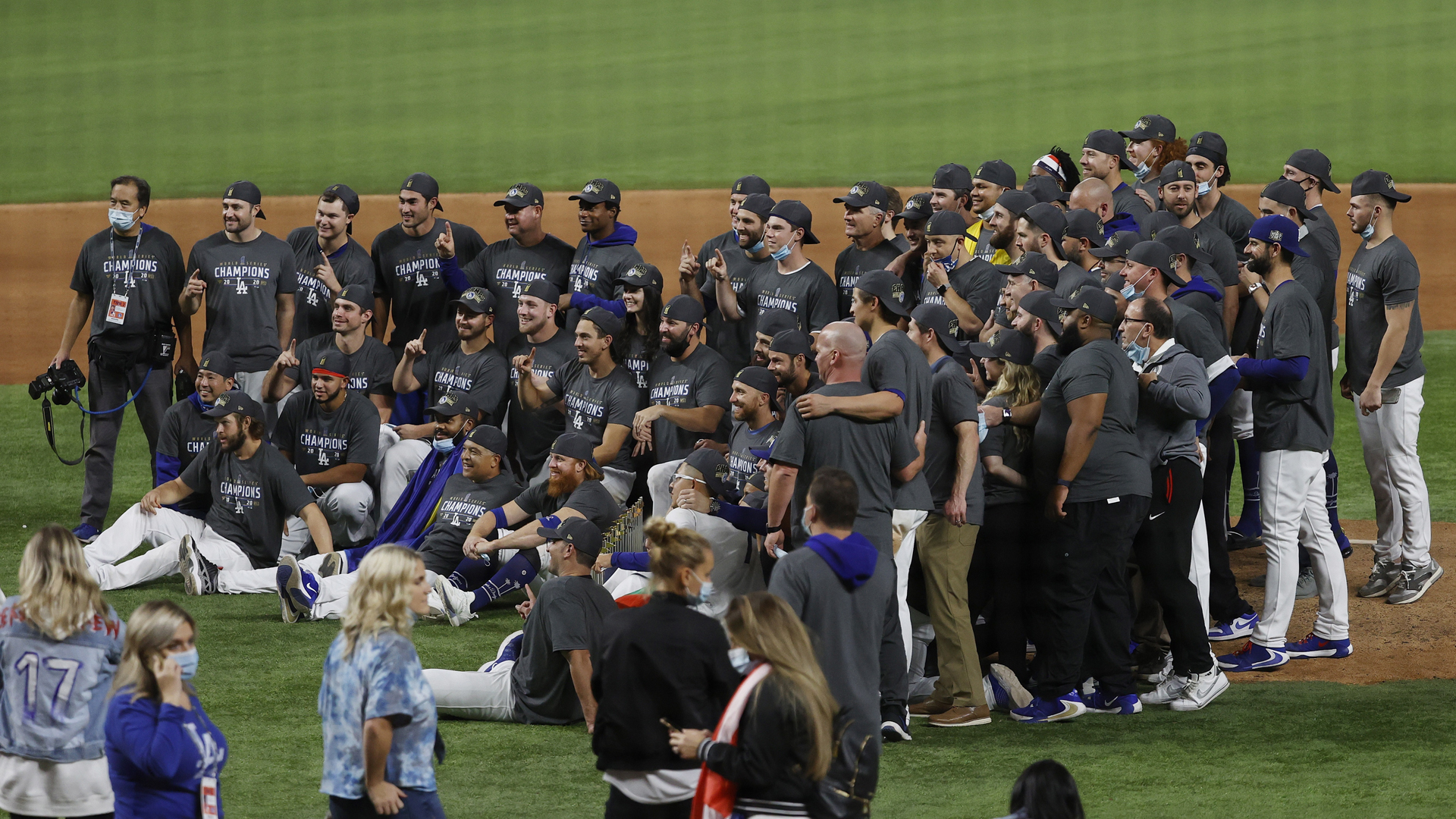 Investigarán a Justin Turner por celebrar enfermo de COVID-19 victoria de Dodgers - foto-oficial-de-dodgers-tras-ganar-la-serie-mundial