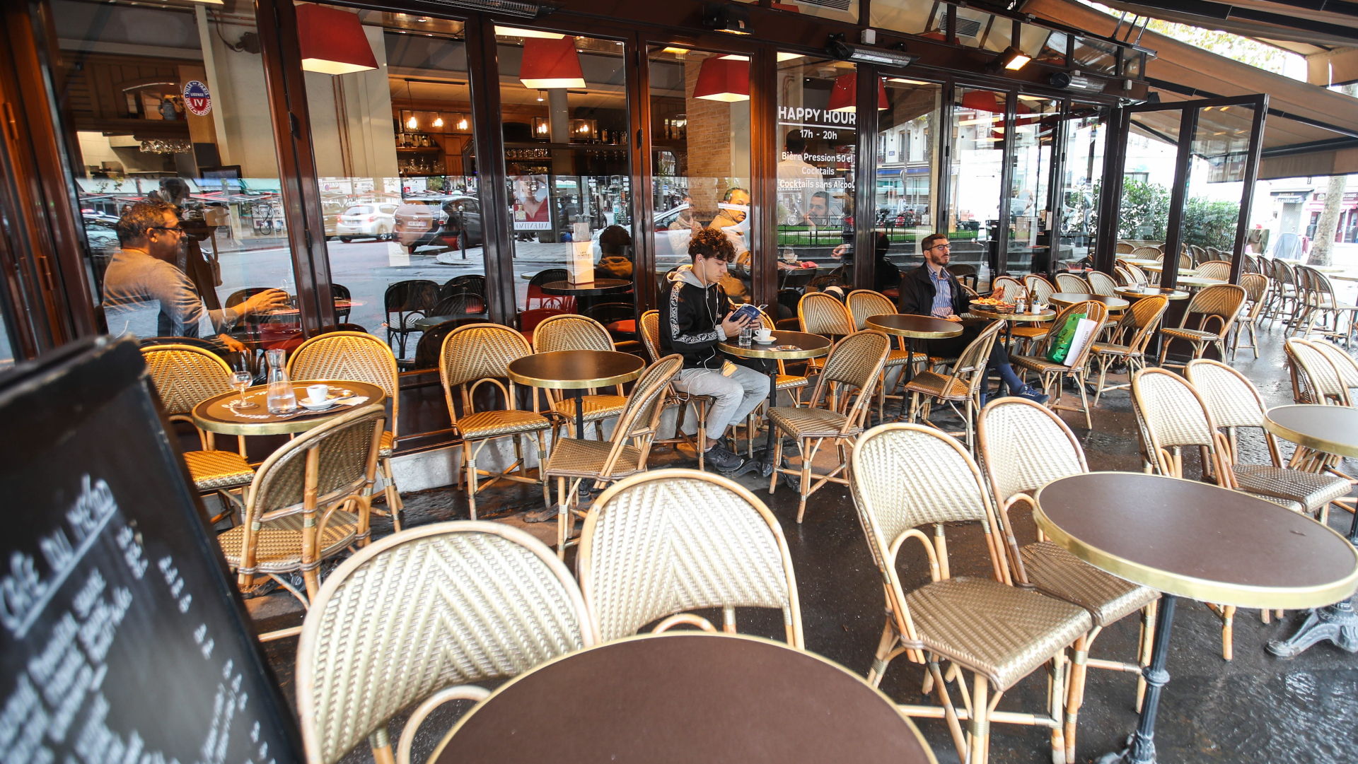 Número de positivos por COVID-19 en Francia se dispara hasta los 18 mil 746 en un día