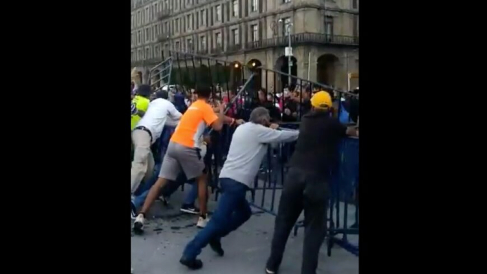 Chocan FRENAAA y simpatizantes de AMLO en el Zócalo