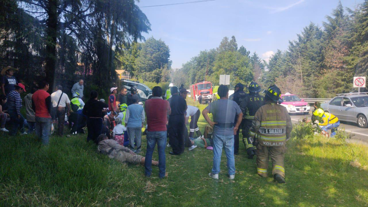 Volcadura de transporte público sobre la México-Cuernavaca deja 14 lesionados