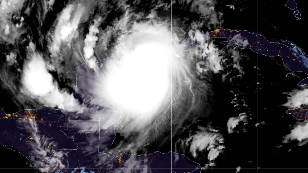 Huracán Delta toca tierra en Puerto Morelos, Quintana Roo; se debilita a Categoría dos