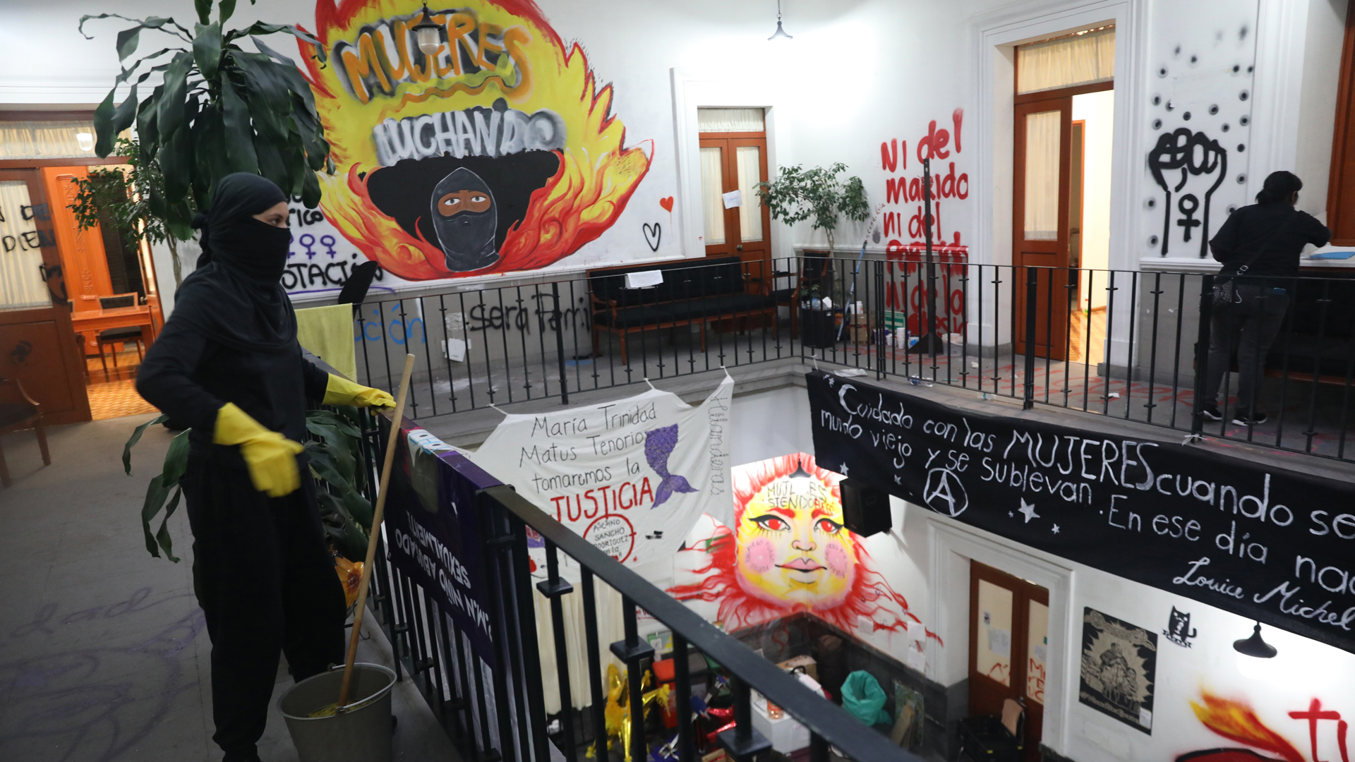 Cumple un mes toma de CNDH en CDMX; feministas descartan irse