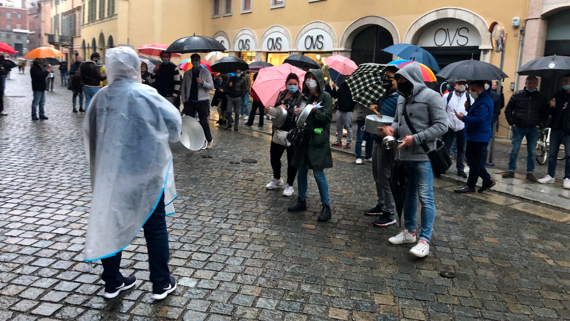 Italia suma 17 mil contagios y 141 muertos en un día de nuevos cierres